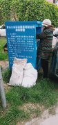 他们竟“盯”上了回收箱旧衣物[西宁