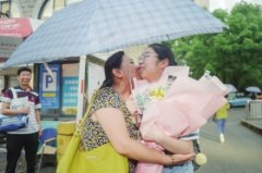 把花递过去顺便给女儿一个拥抱 [潇湘