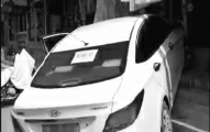 错踩刹车？　轿车冲上台阶[燕都晨报]