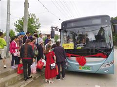 杏儿乡里通了公交车[海东时报]
