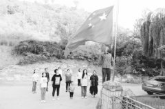 大山深处古稀老党员家门口升国旗庆国庆[燕都晨