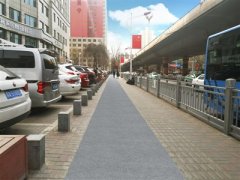 同仁路两侧防滑人行道改造施工（西